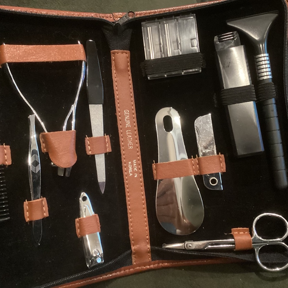 11-PIECE MICHAEL ANTHONY MANICURE AND GROOMING KIT